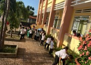 GV, HS tham gia trồng, chăm sóc cây hoa GV, HS tham gia trồng, chăm sóc cây hoa